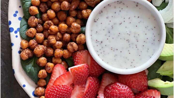 strawberry spinach salad with chicken and chickpeas