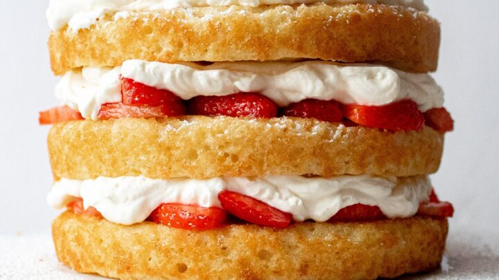 vanilla cake with strawberries